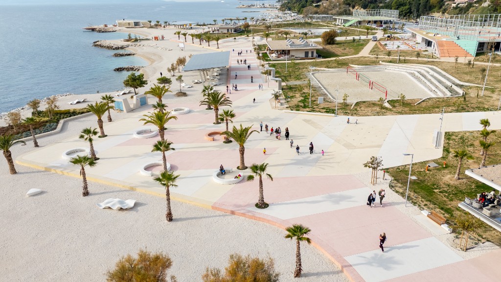 Žnjan promenade and beach — palm-lined walkway, pebble shore and Adriatic sea in Split